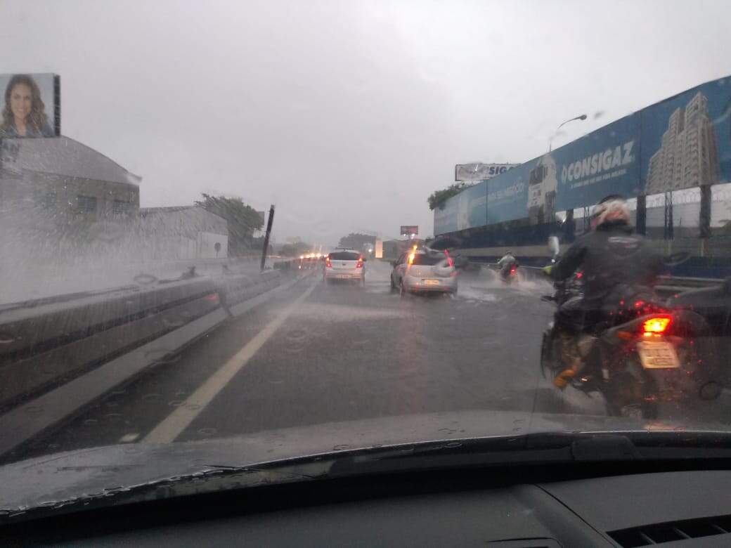 Forte chuva complica a vida dos motoristas na Avenida Capitão Luiz Horneaux