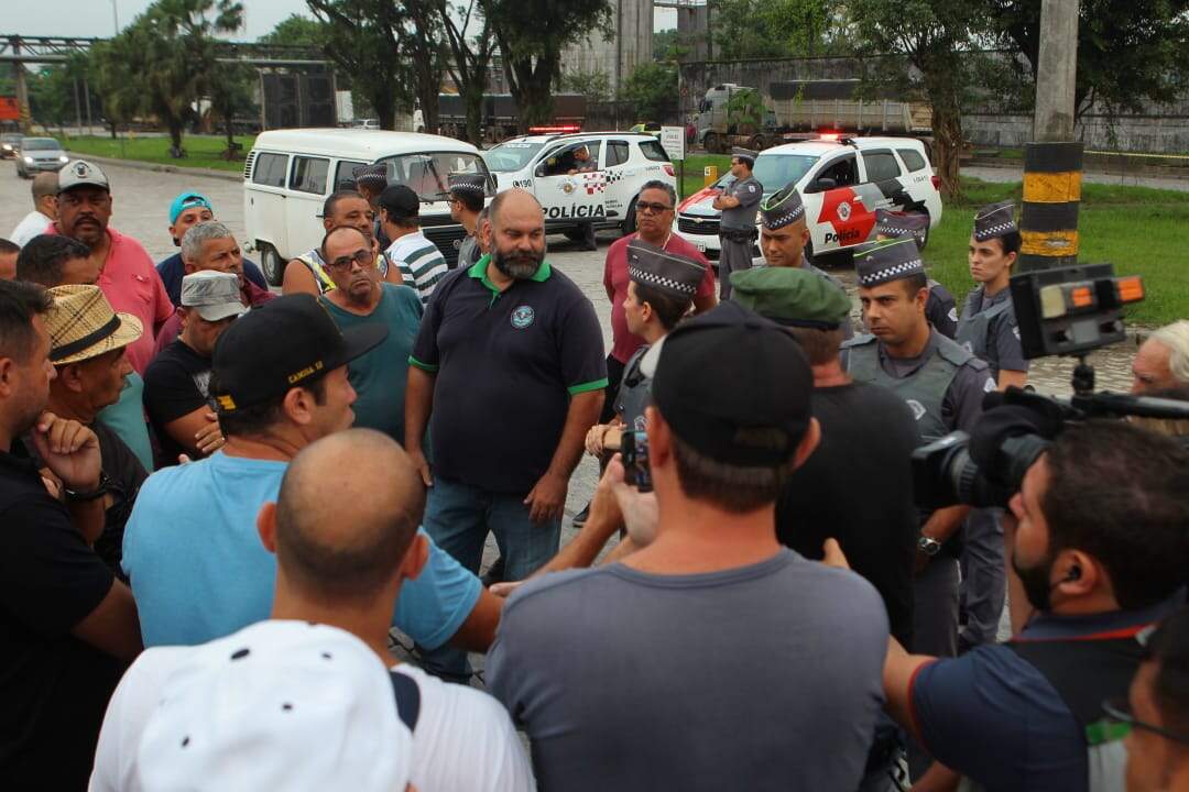 Polícia Militar e manifestantes conversam durante protesto nesta segunda-feira