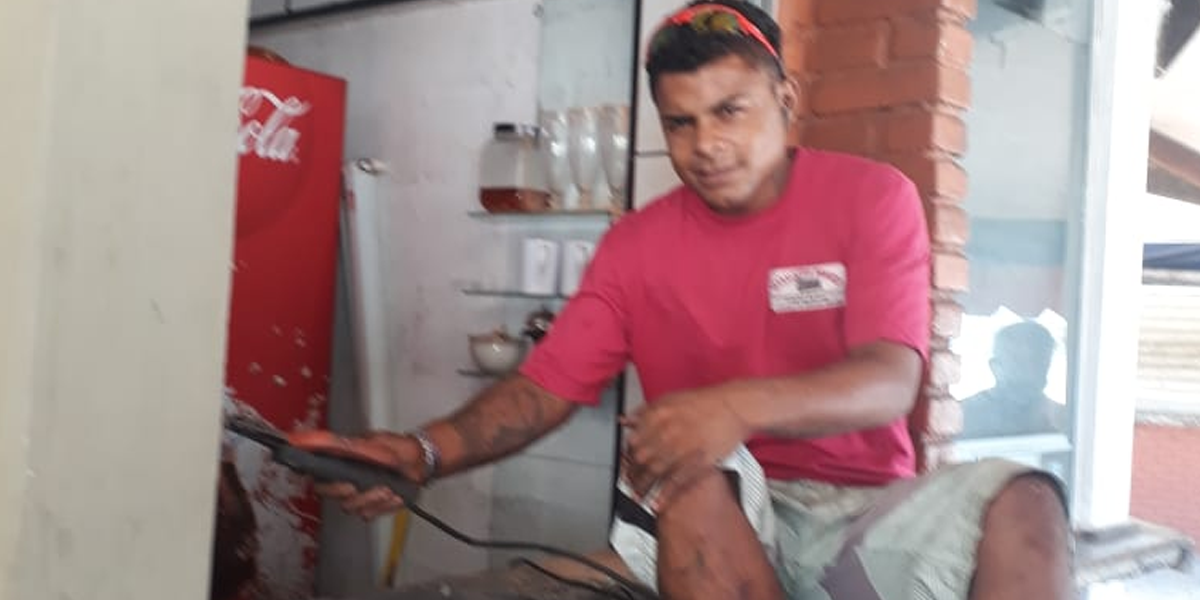 Operário realiza reparos no quiosque Dragão, alvo de arrombamento, na Praia do Itararé