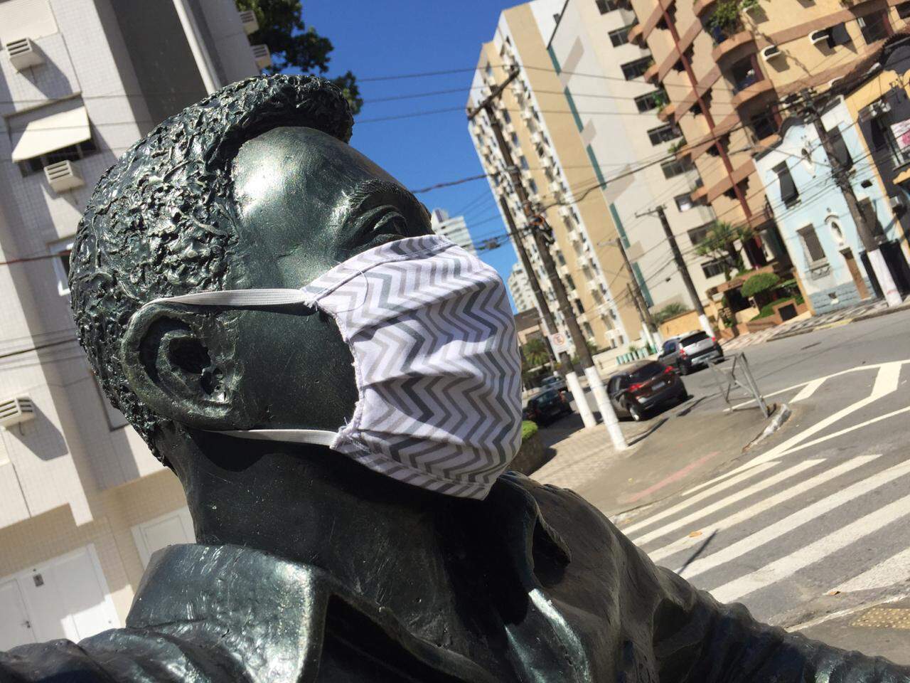 Em detalhe, a estátua do Rei Pelé com a máscara de proteção contra a Covid-19