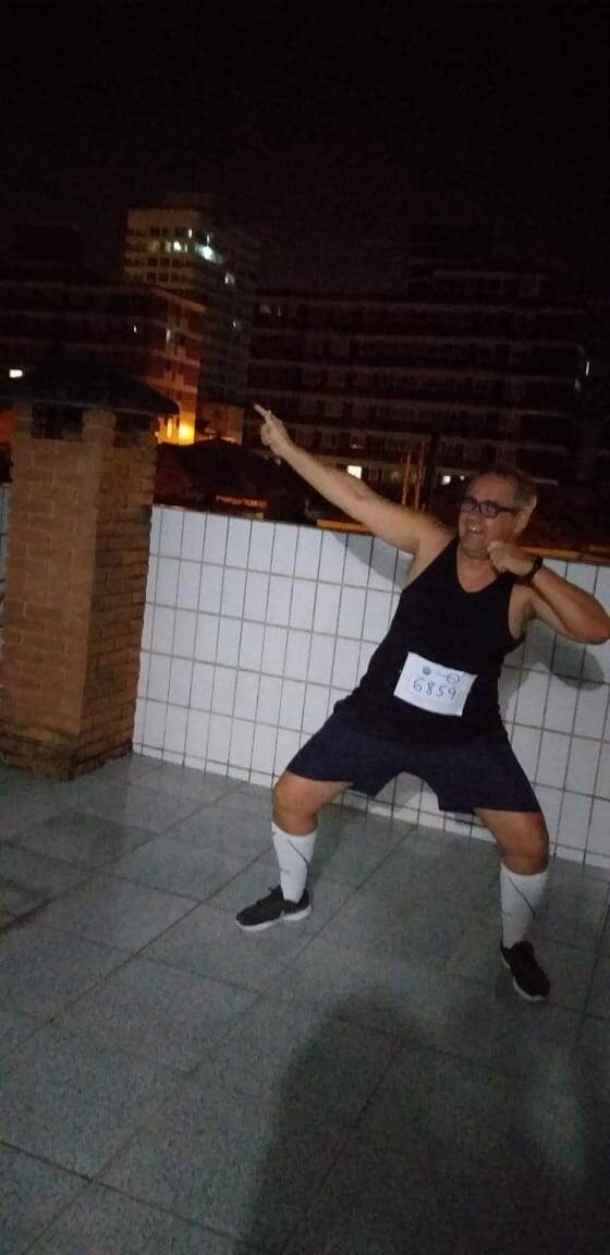 Fernando simula pose de Usain Bolt após completar prova em casa