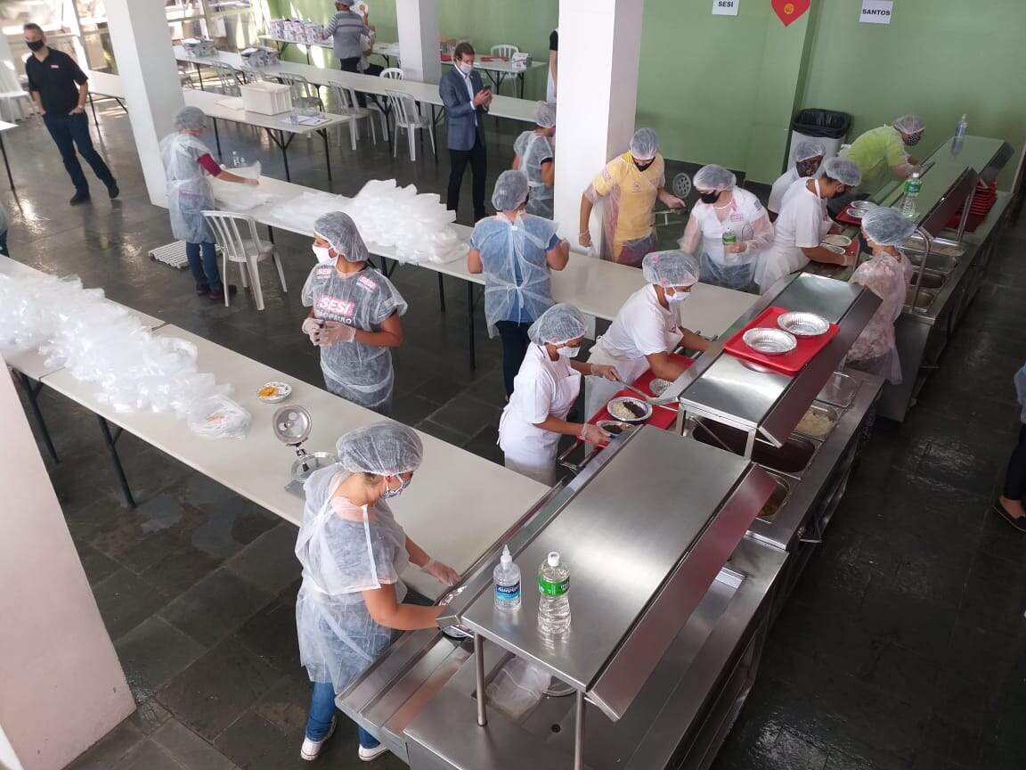 Voluntárias auxiliam no preparo e distribuição de alimentos 