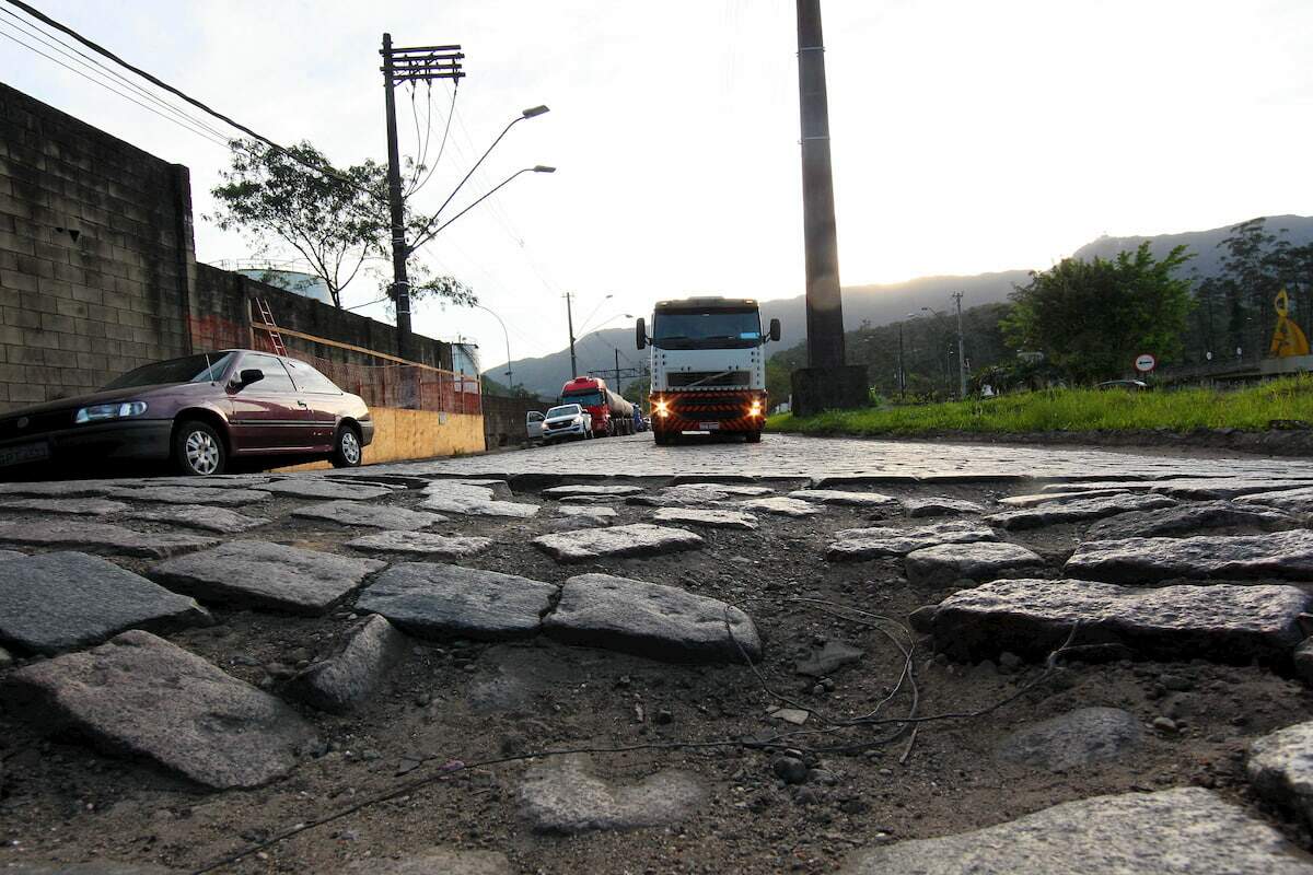 Reportagem constatou que há muitos buracos no asfalto