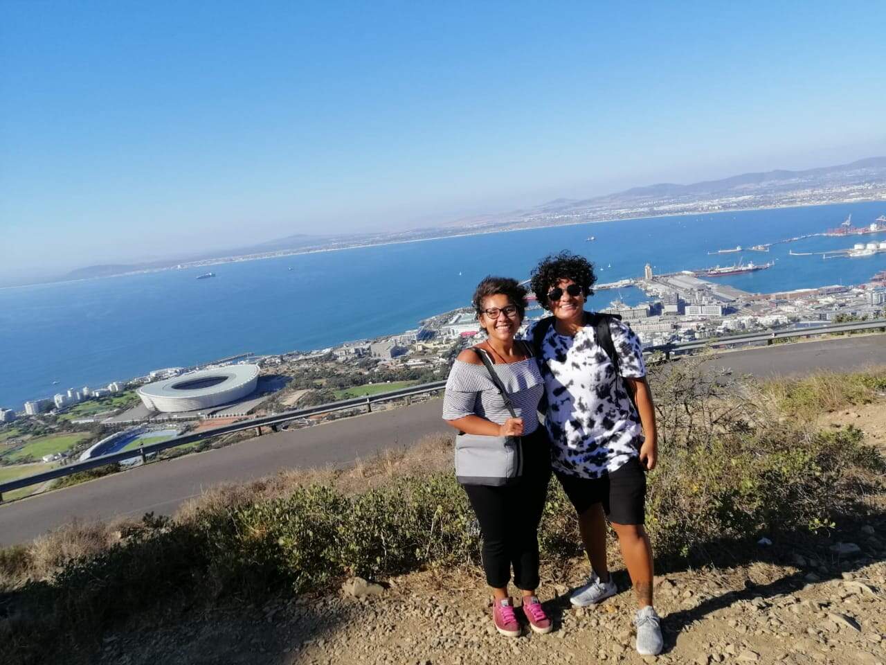 Gisele e Aline na Cidade do Cabo. Ao fundo, o estádio Green Point, uma sedes da Copa do Mundo de 2010