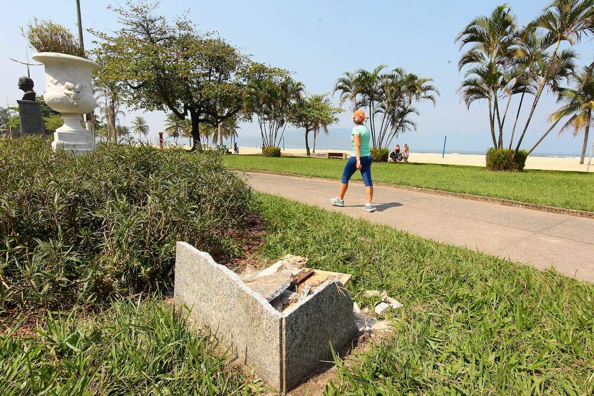 Monumento parcipalmente destruído em Santos