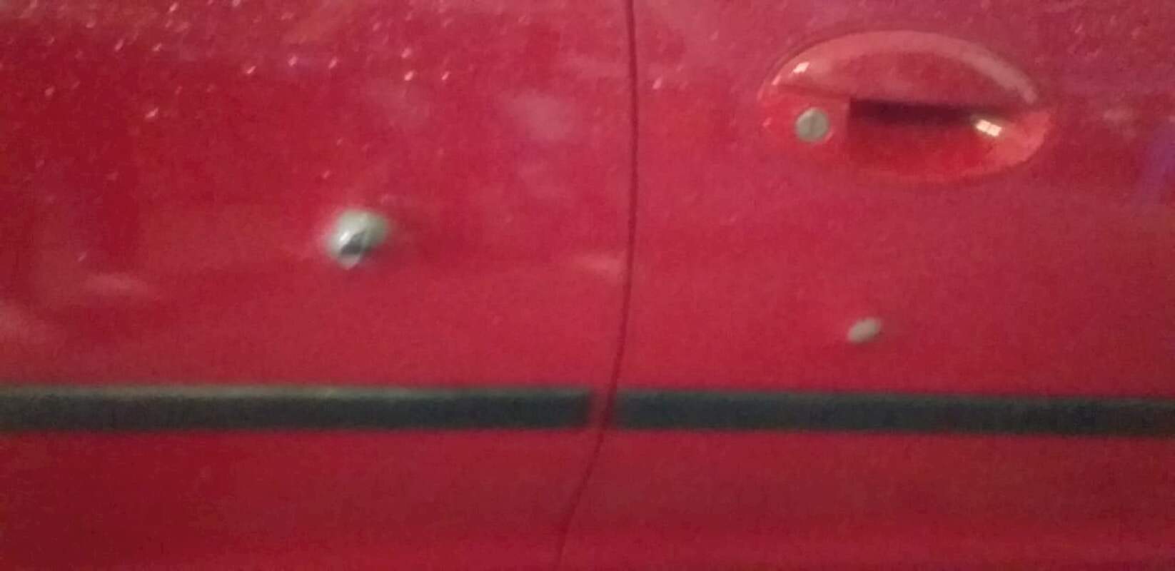 Marcas de tiros na lataria do carro da vítima