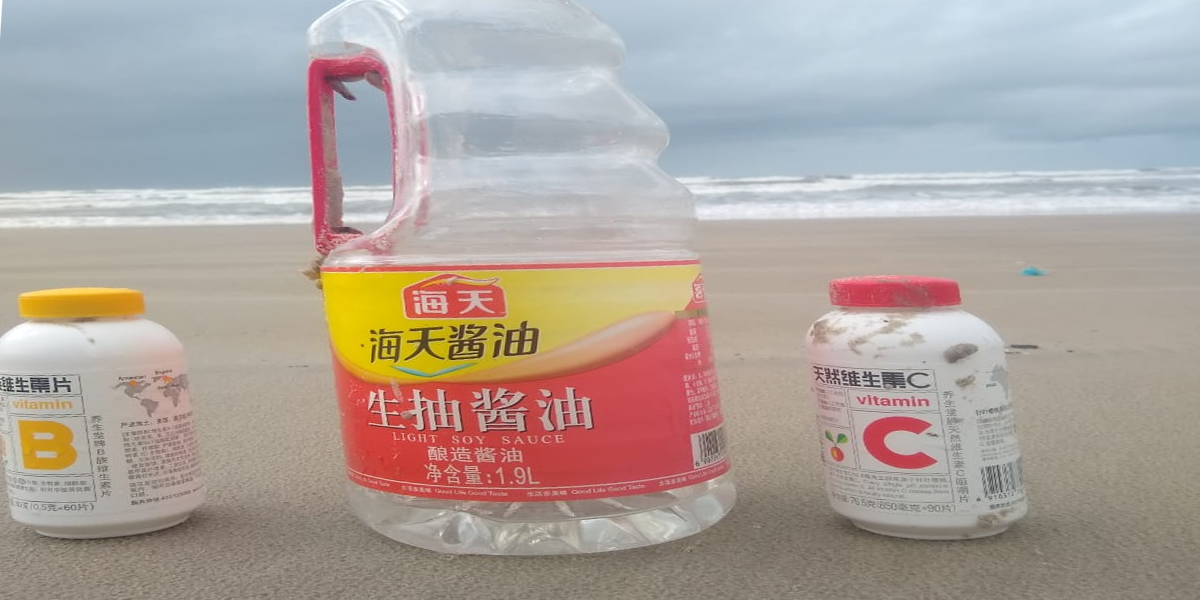 Embalagens que foram encontrados em praia de Mongaguá, nesta quarta-feira (23).