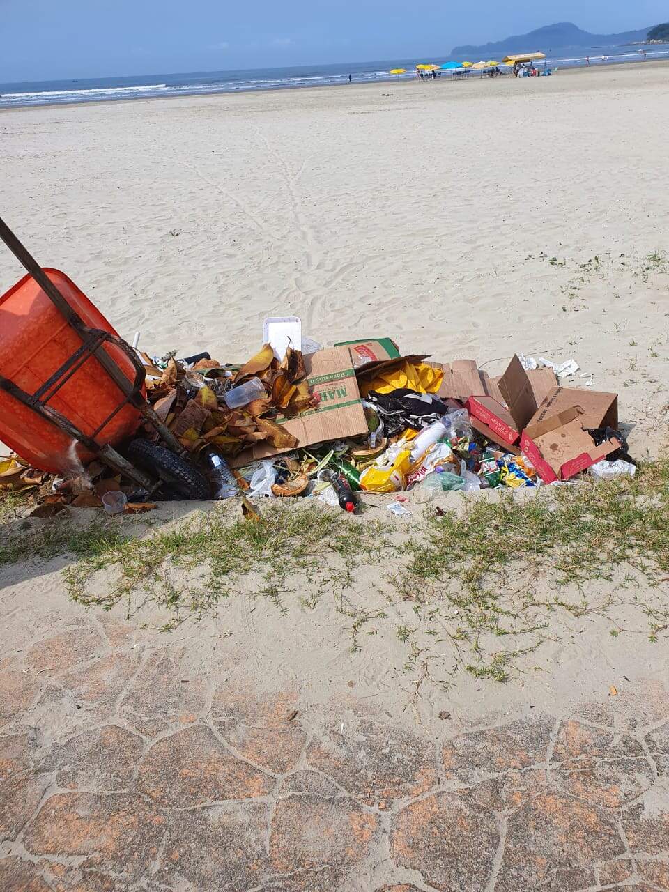 Lixo deixado por quem frequenta a orla da praia do Itararé também indigna os moradores