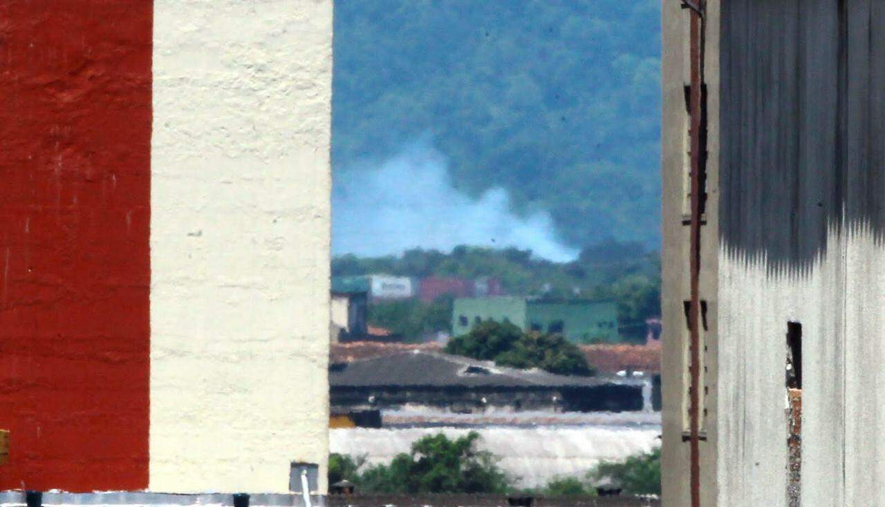 A fumaça decorrente do incêndio pôde ser vista da região central de Santos