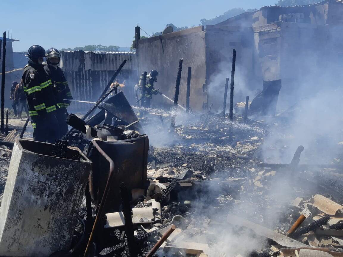 Cerca de nove famílias perderam as casas no incêndio.