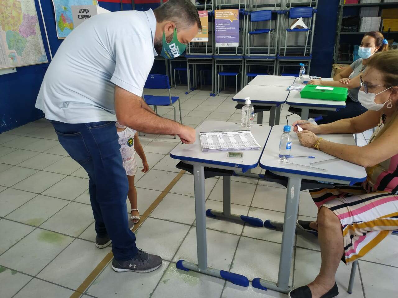 Candidato pelo DEM, Dedé do Adélia votou às 14h20, em escola no Centro