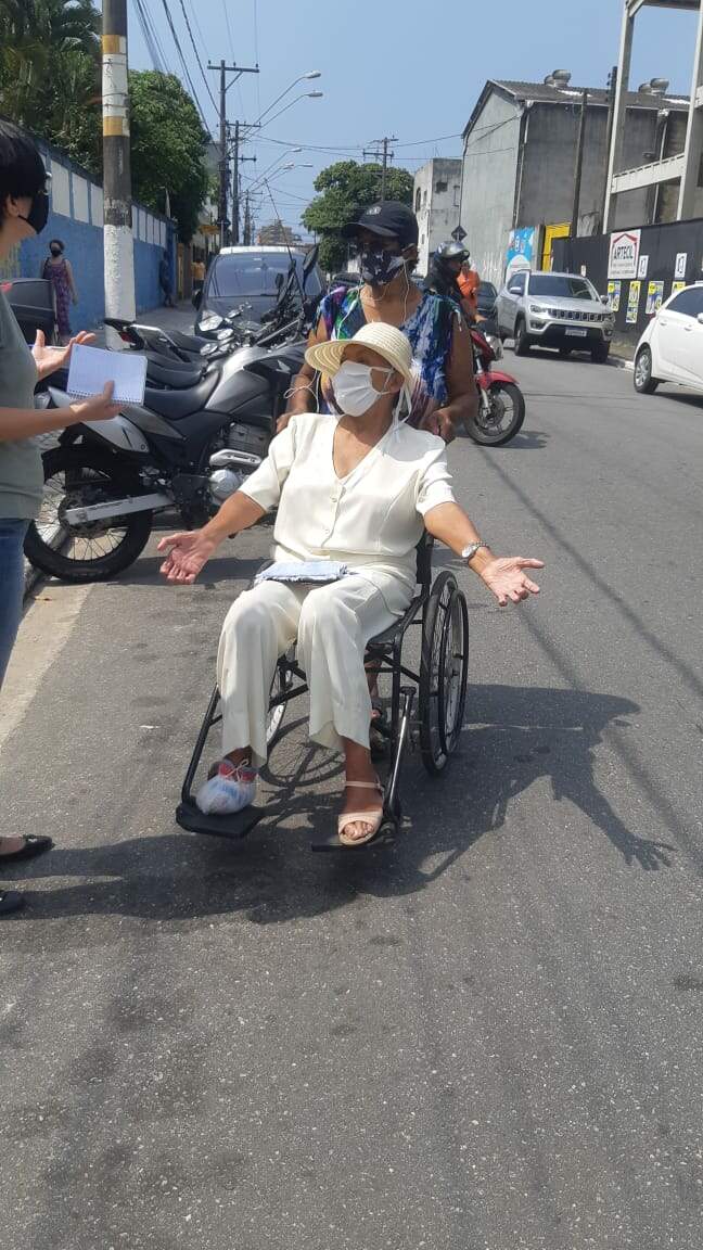 Mesmo de cadeira de rodas, a aposentada Ignez Nunes dos Santos, 82 anos, fez questão de depositar seu voto na urna