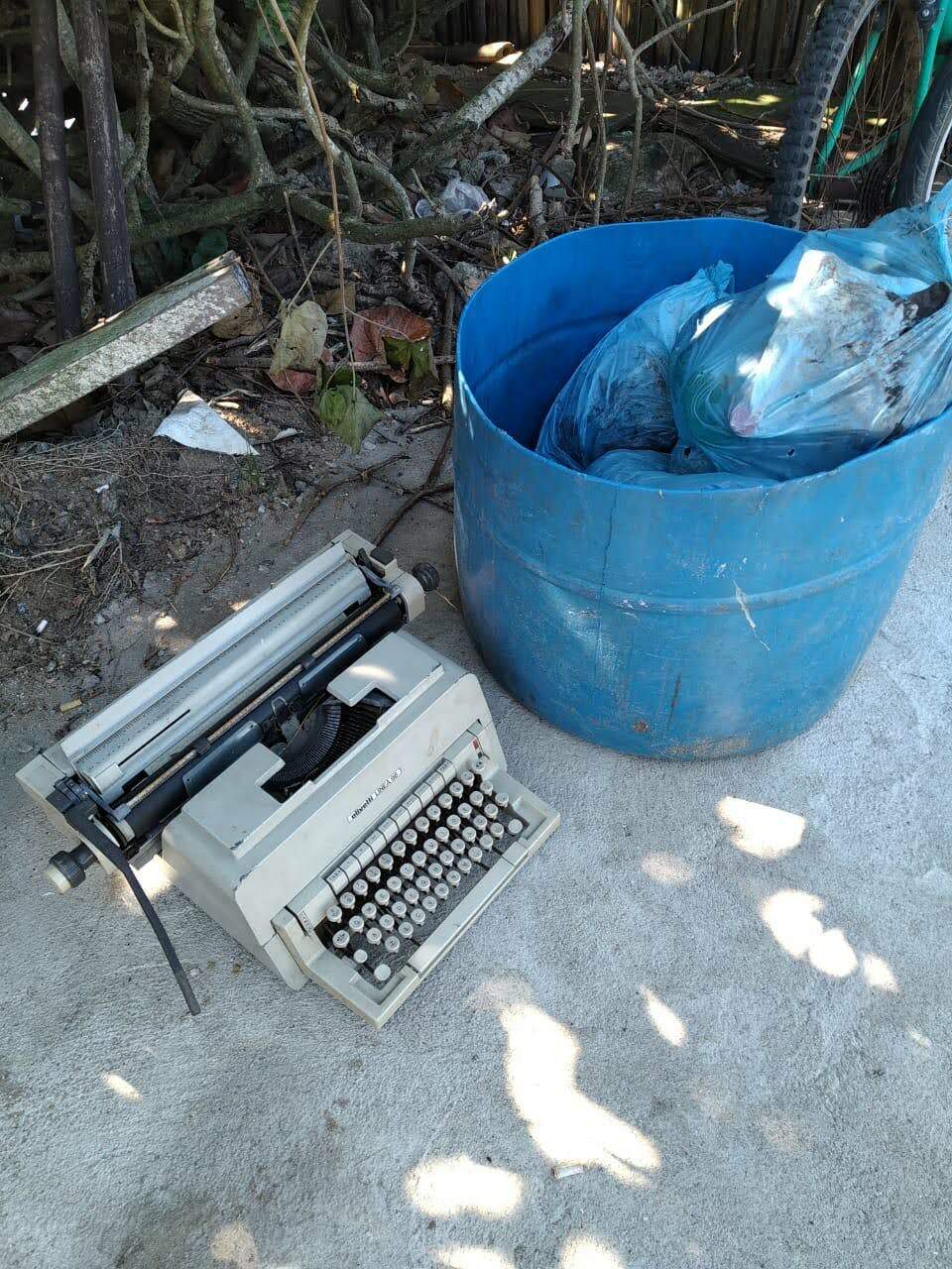 Máquina de escrever foi encontrada no meio do mangue, em Itanhaém
