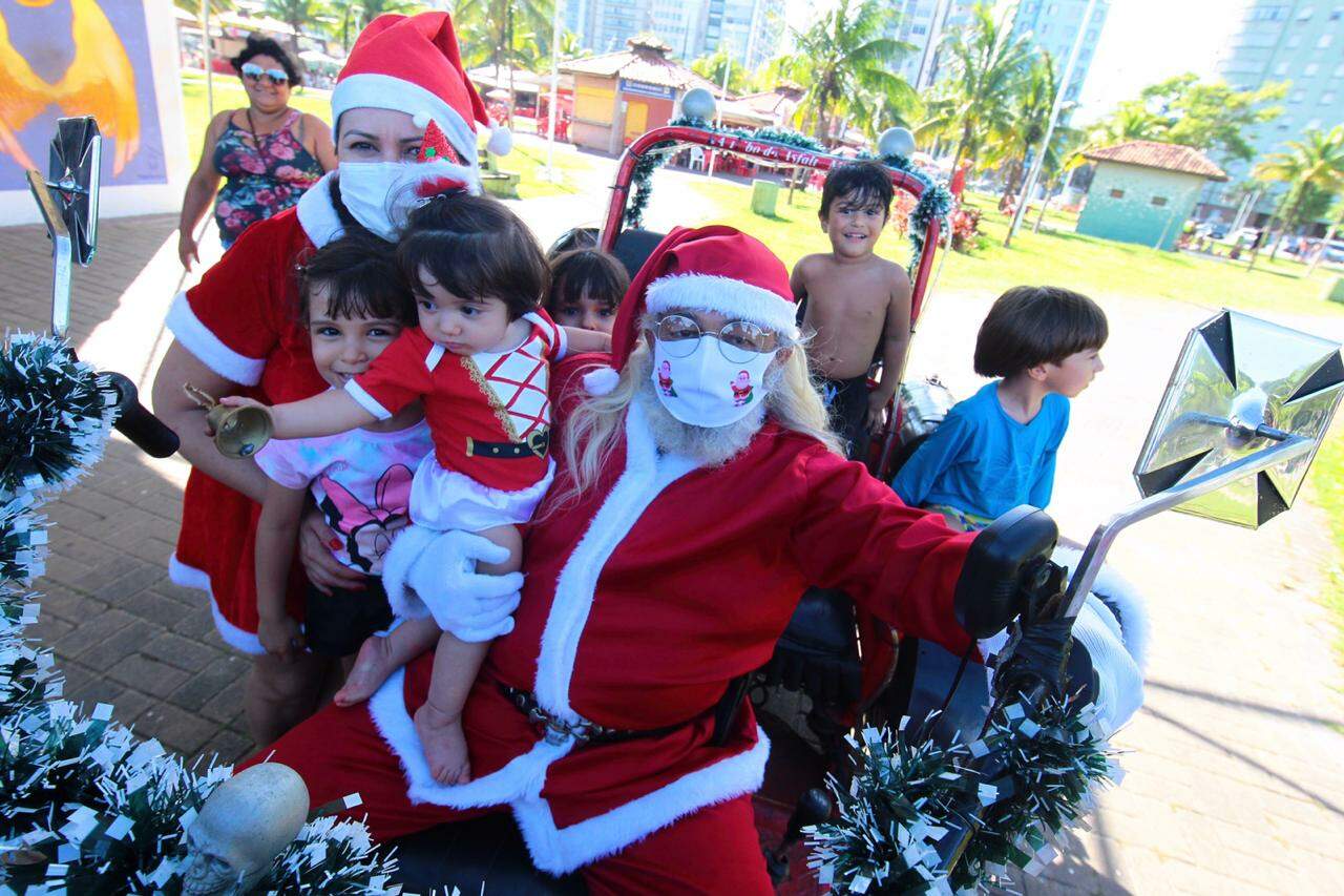 Papai Noel com crianças após passear de teleférico em São Vicente