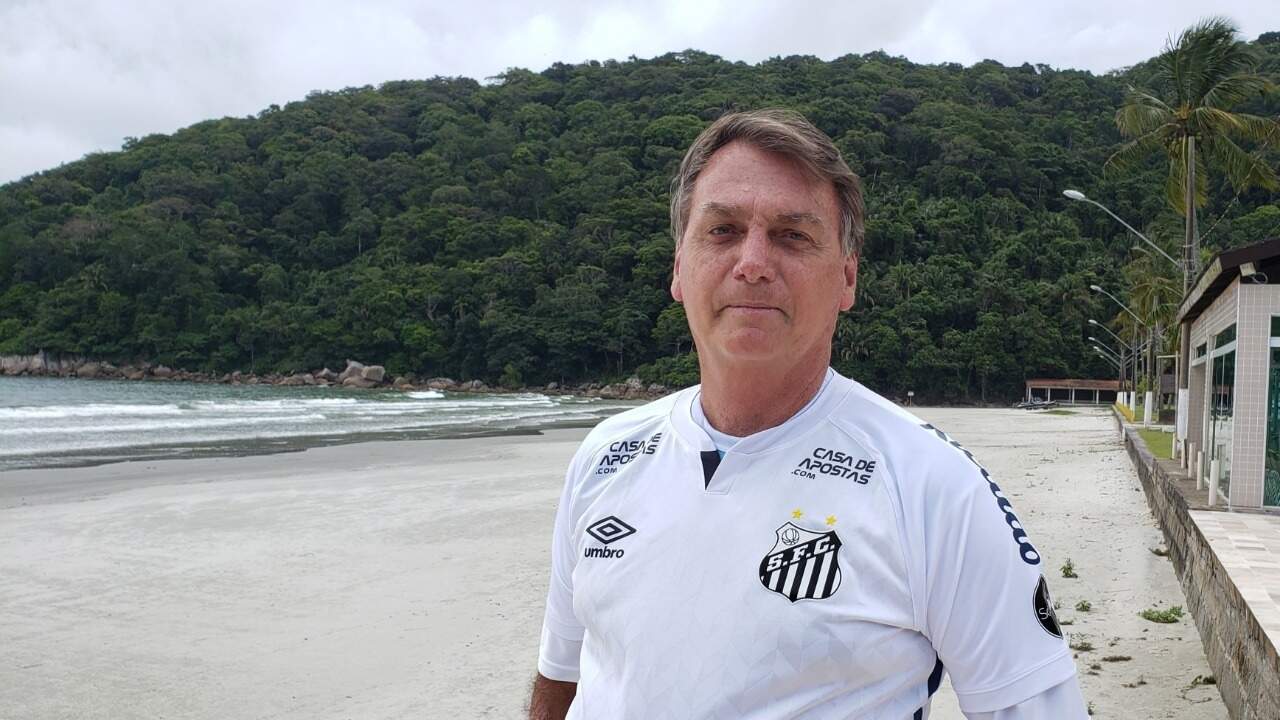Bolsonaro postou foto com a camisa do Santos em Guarujá nesta segunda-feira