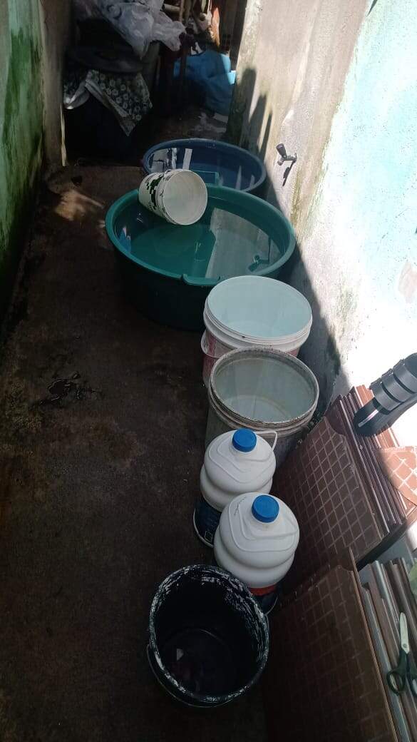 Moradores armazenam a água em baldes