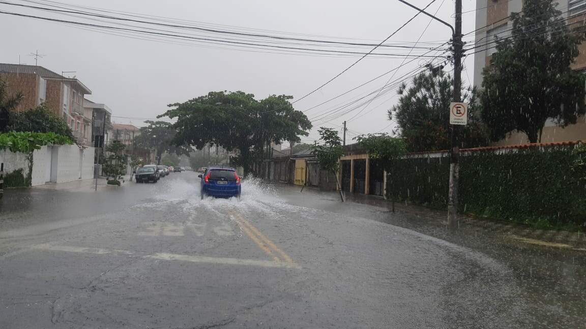 Rua José de Souza Dantas, no Marapé, também ficou inundada nesta manhã