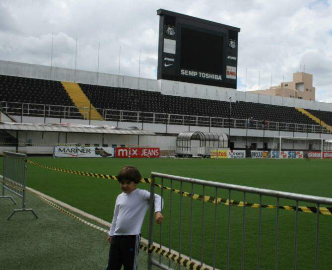 Desde criança João acompanha o Santos FC.