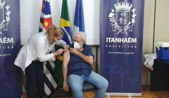 O médico Júlio Isidoro também recebeu a vacina no Paço Municipal