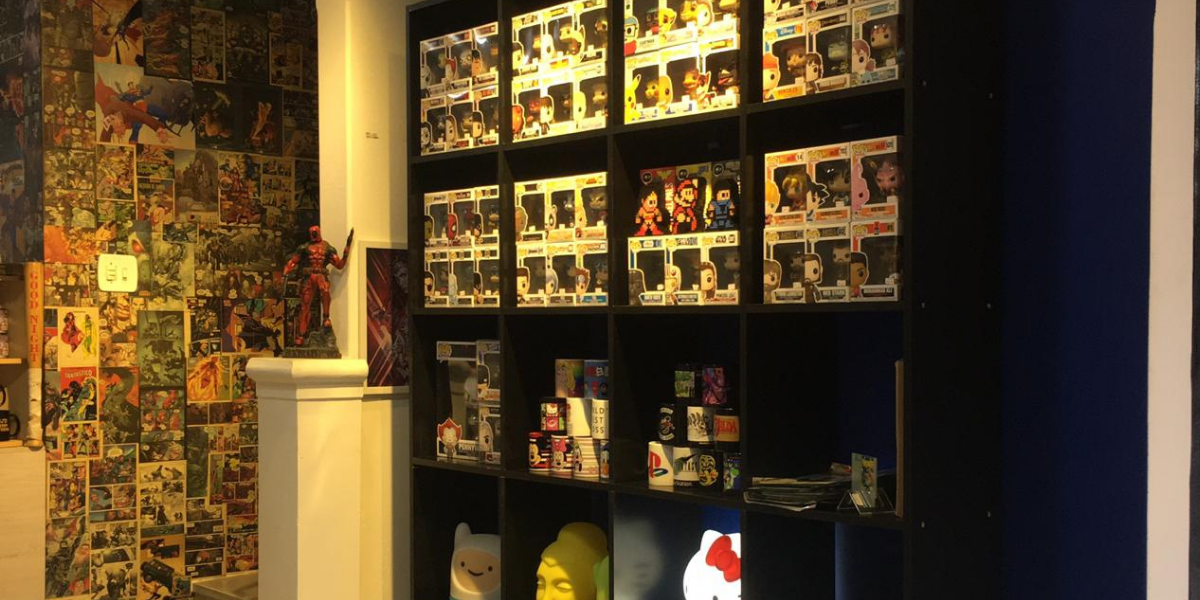 Loja vende artigos geek, como luminárias, canecas e bonecos colecionáveis de filmes e séries