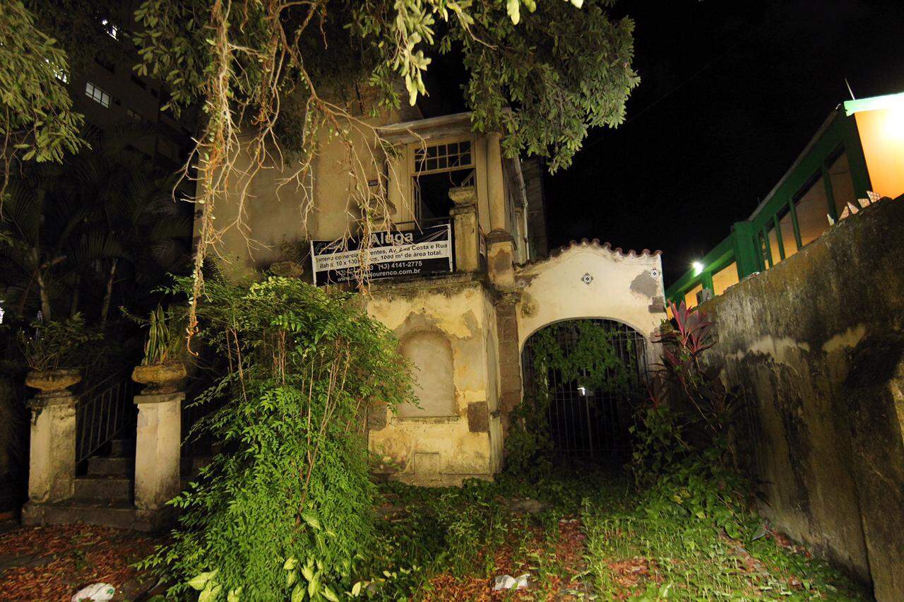 Casa abandonada que foi invadida por criminosos para terem acesso ao banco
