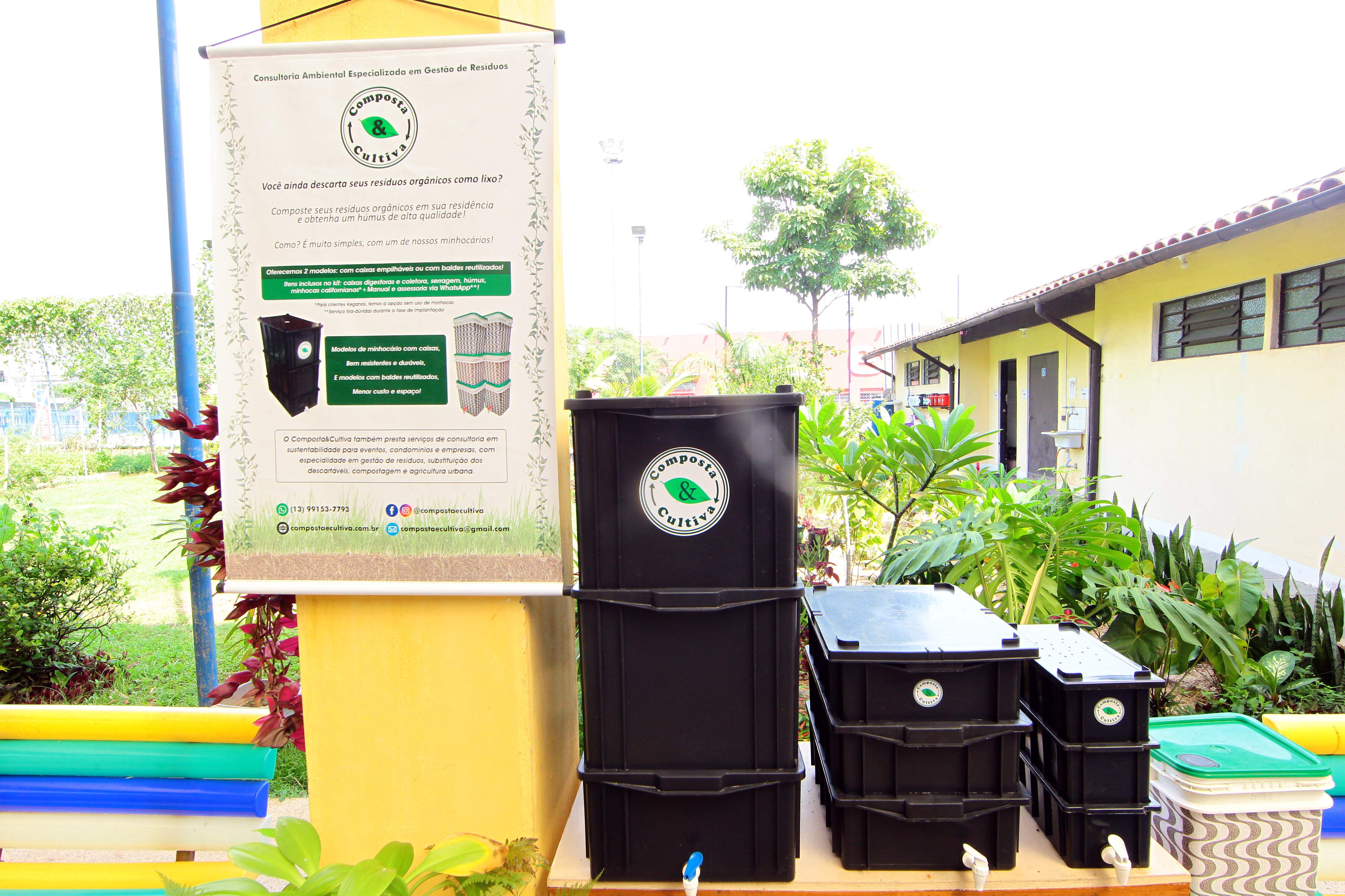 Resíduos orgânicos são colocados na composteira