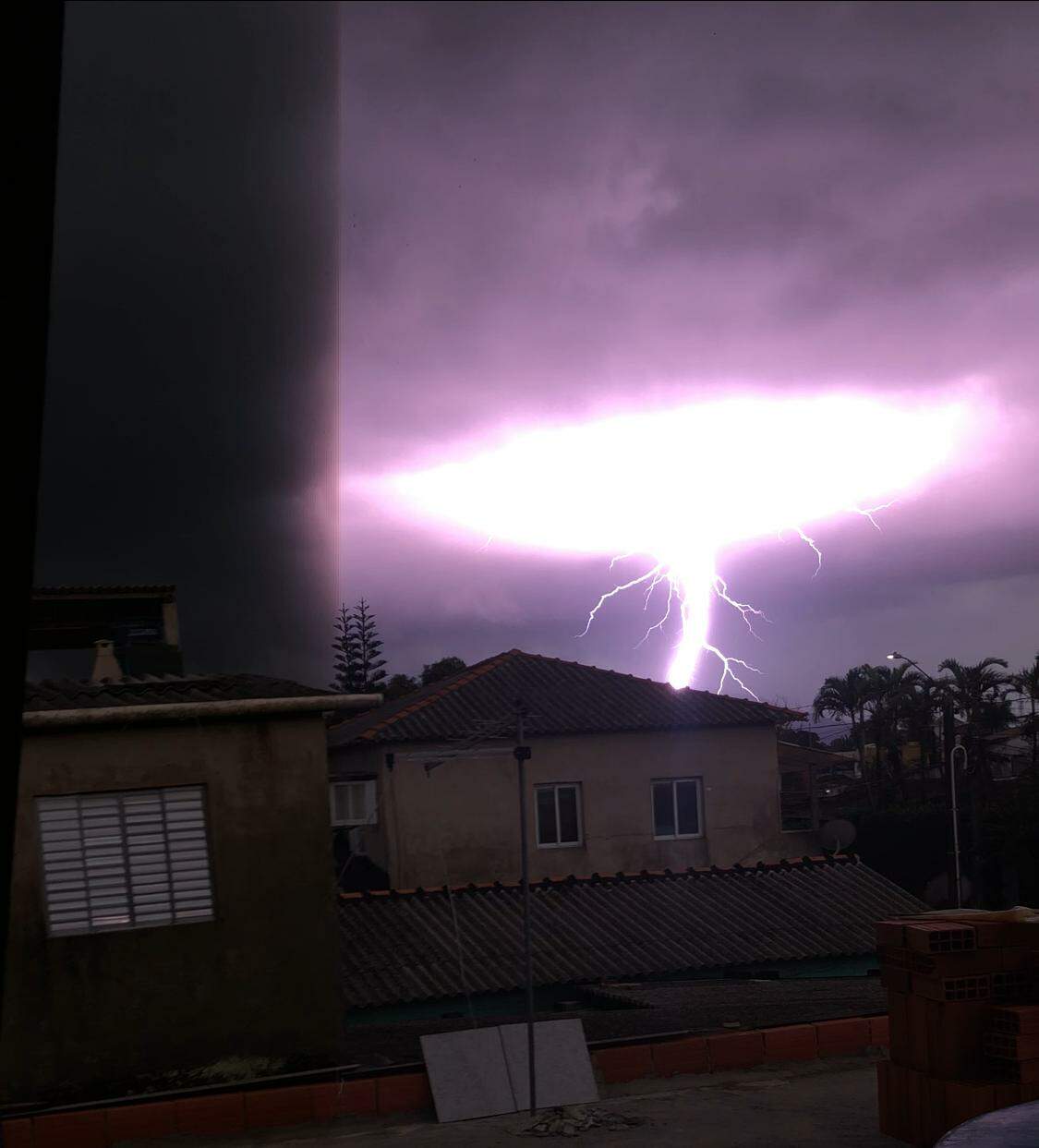 Moradora registra da lajé raios durante tempestade na tarde desta terça em Guarujá