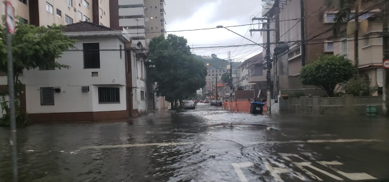 Chuva causa alagamento no bairro Campo Grande em Santos