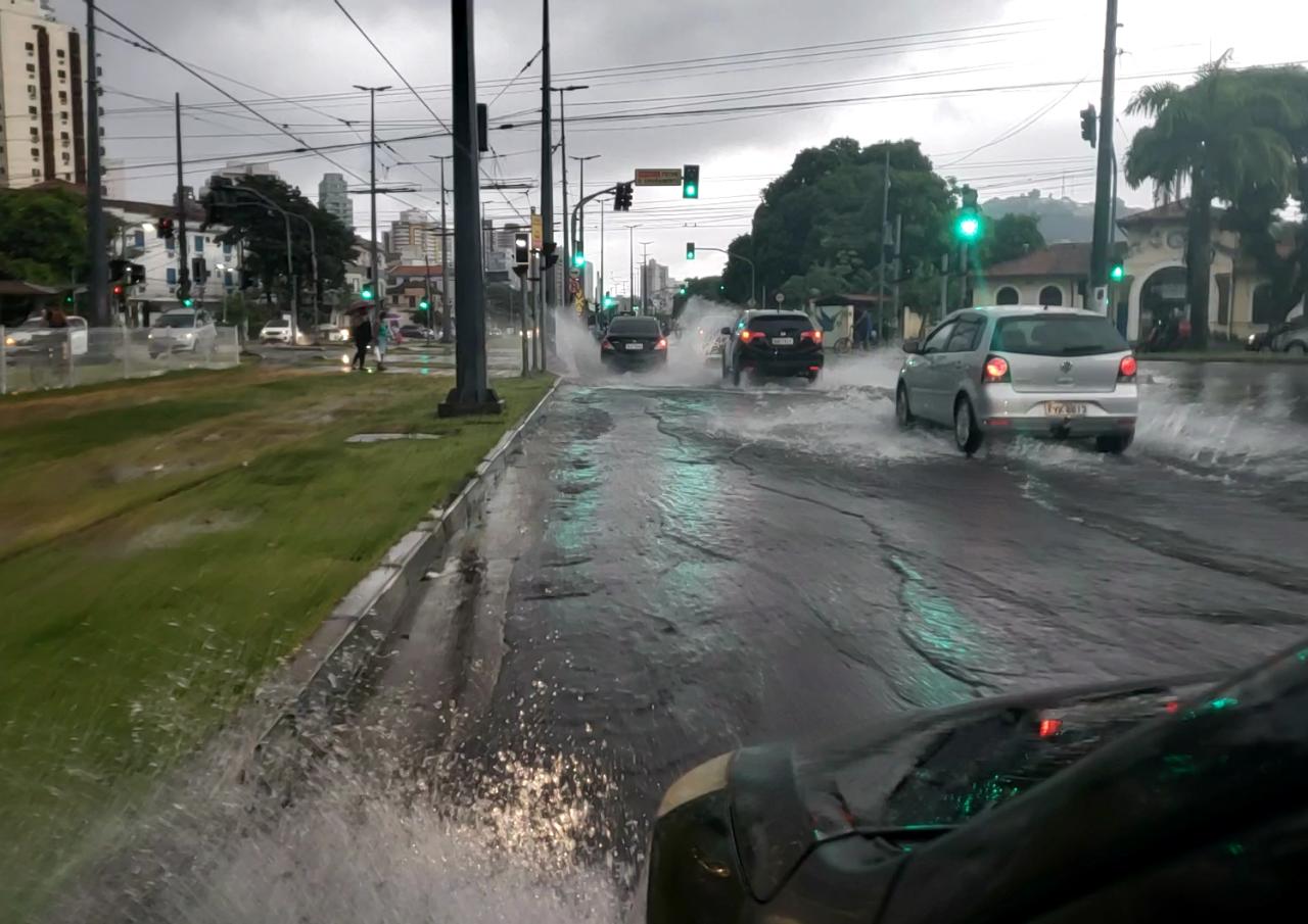 Chuva na tarde desta terça-feira (30) na Av. Francisco Glicério com a Ana Costa, no Gonzaga