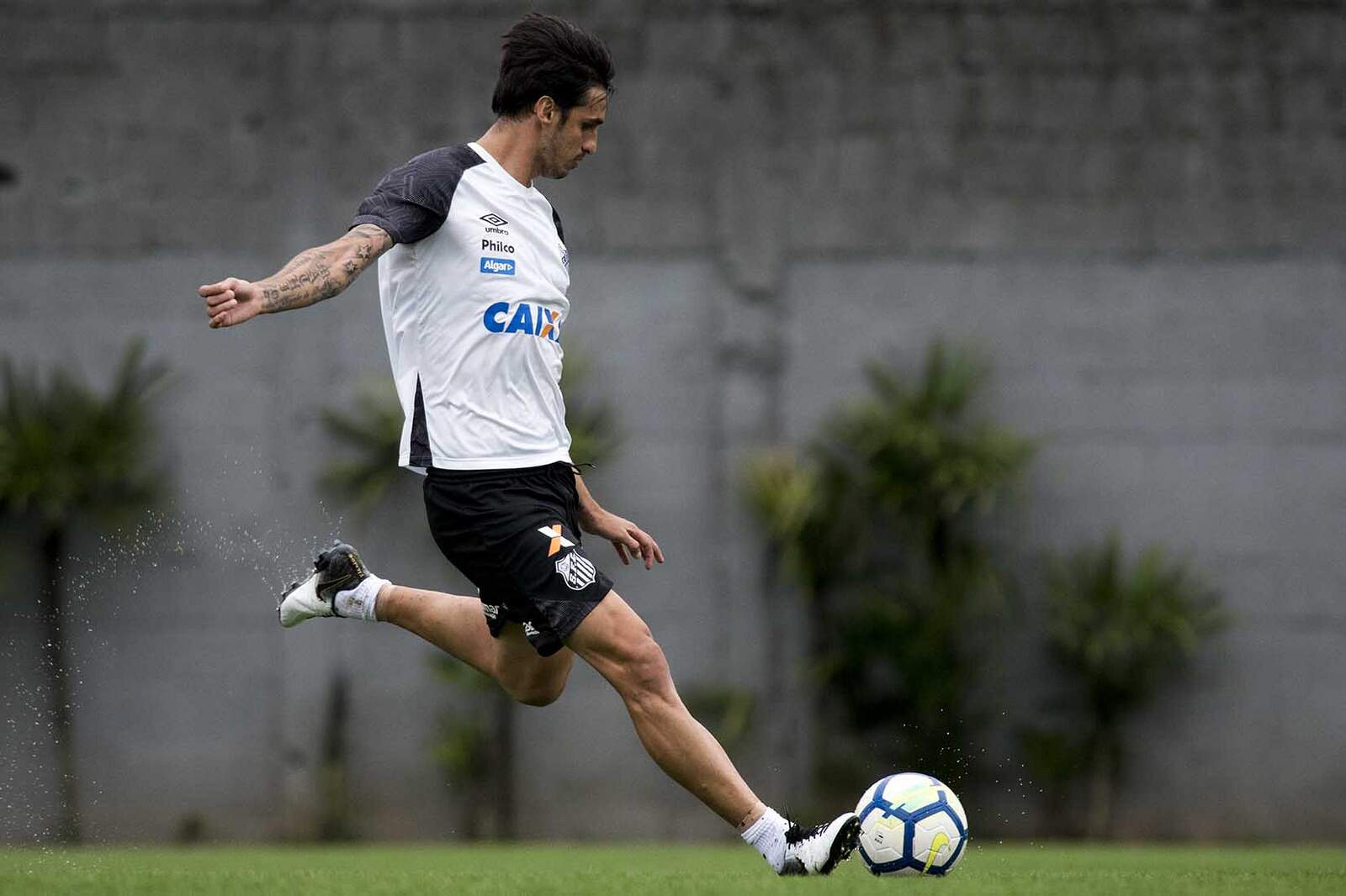Bryan Ruiz segue em busca de espaço no time titular do Santos