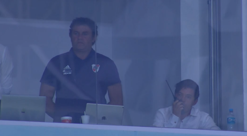Técnico do River Plate se comunicou com seu auxiliar durante o jogo 