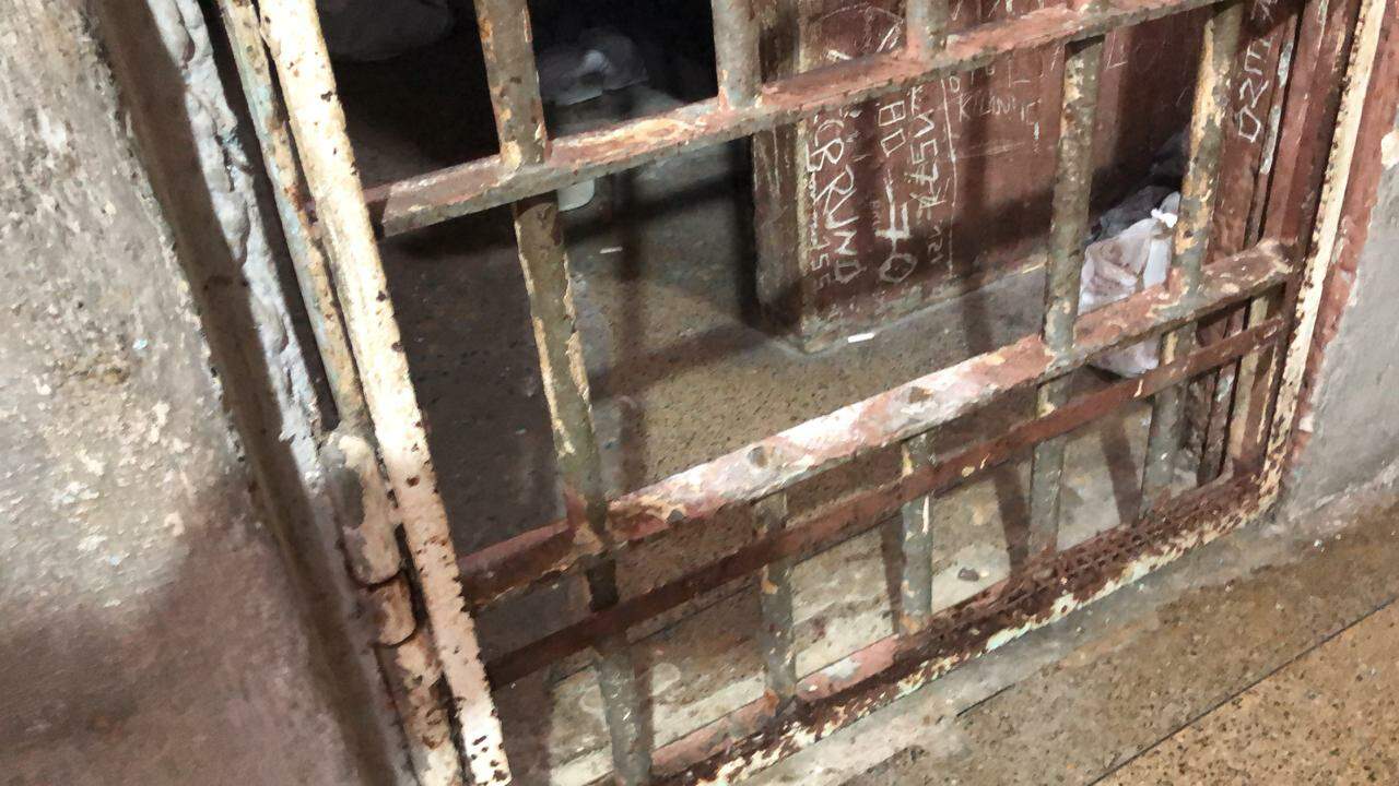 Barras de ferro de uma das portas de celas foi serrada na delegacia de SV 
