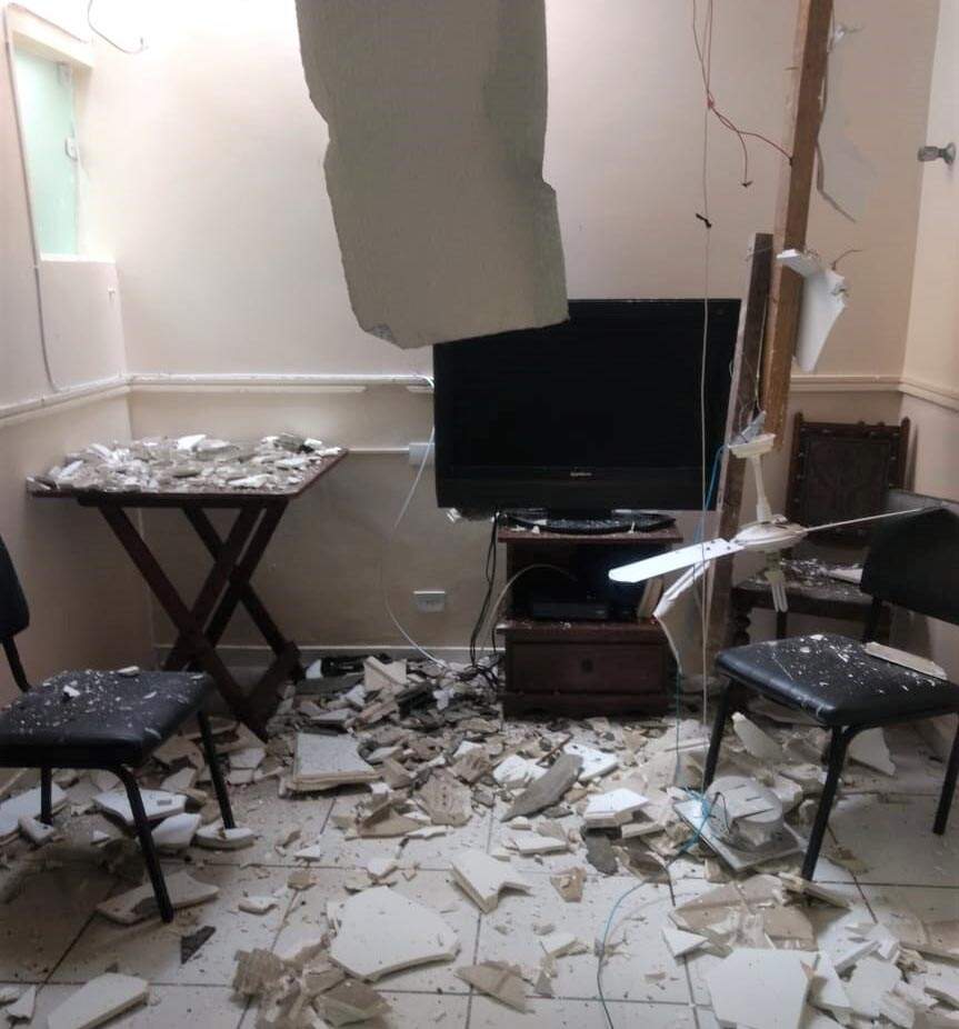 Sala de terapia da unidade foi atingida durante o temporal (Foto: Divulgação)