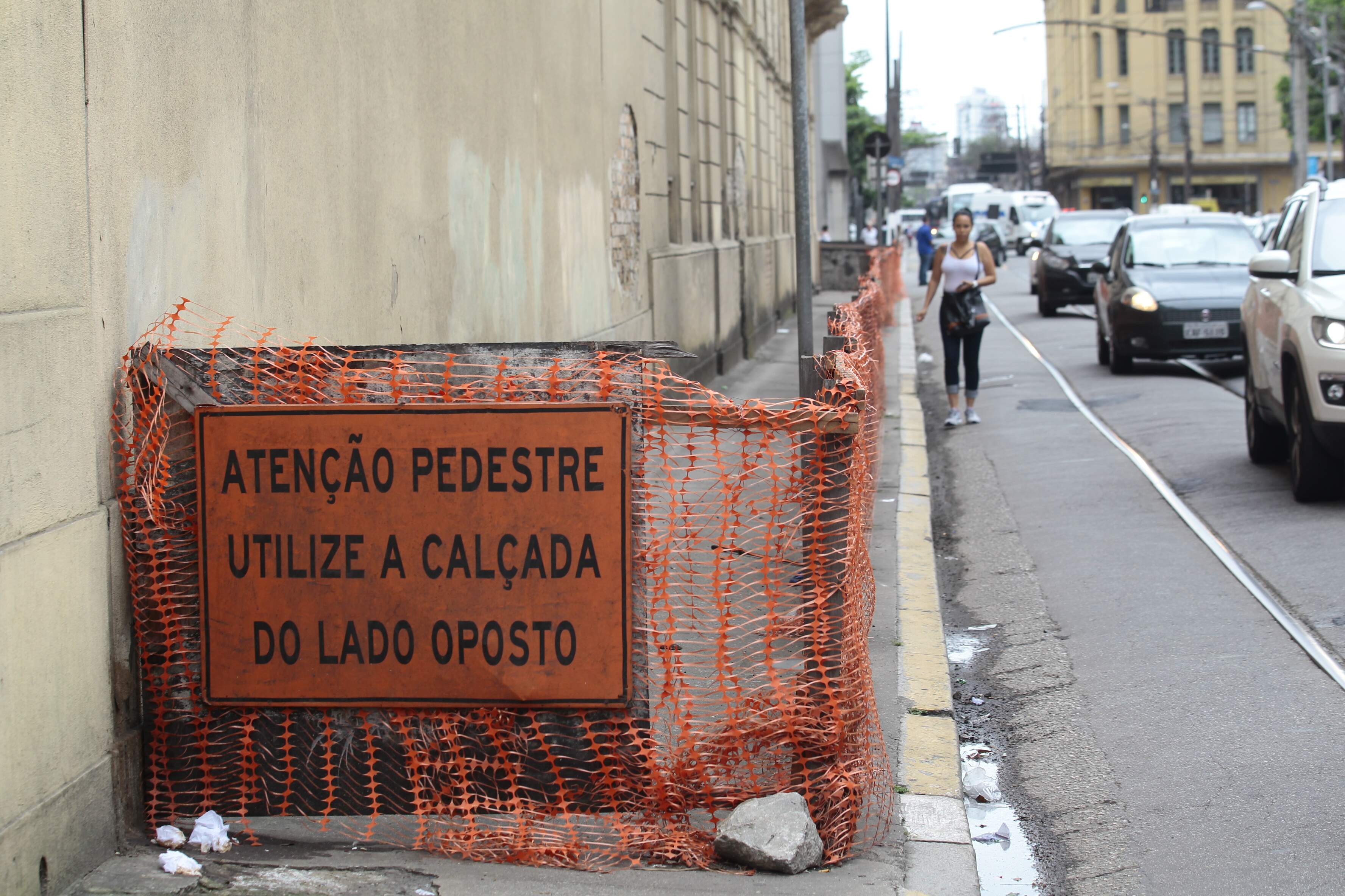 Interdição da calçada lateral ao Coliseu prejudica tráfego de pedestres 