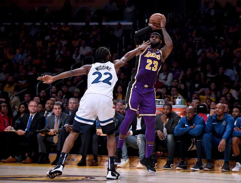 LeBron James foi destaque da equipe do Lakers 