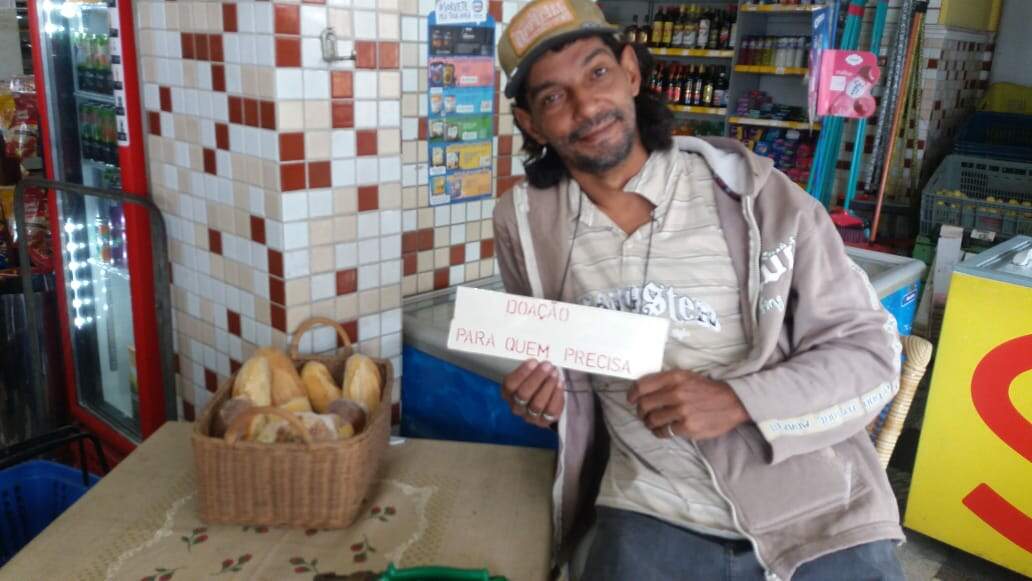 Rogério, morador de rua que usa a cesta; pães ficam disponíveis durante todo o dia 