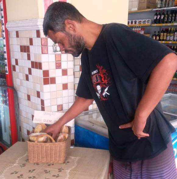 Moradores de rua são os principais beneficiados com a cesta de pães, em padaria de Vicente de Carvalho 