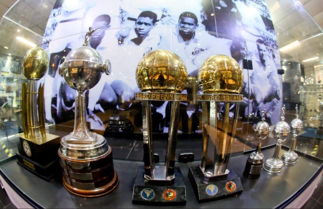 Taças do Bi-mundial estão no Memorial das Conquistas, na Vila Belmiro 