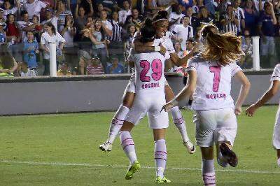 Equipe feminina do Santos joga a primeira partida contra o Colo-Colo, do Chile