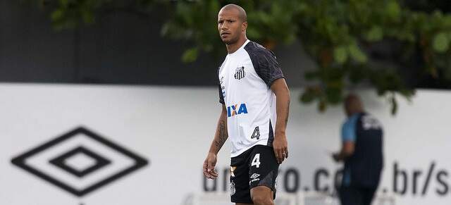 Carlos Sánchez é titular absoluto do meio-campo do Santos e deve ficar fora por três partidas