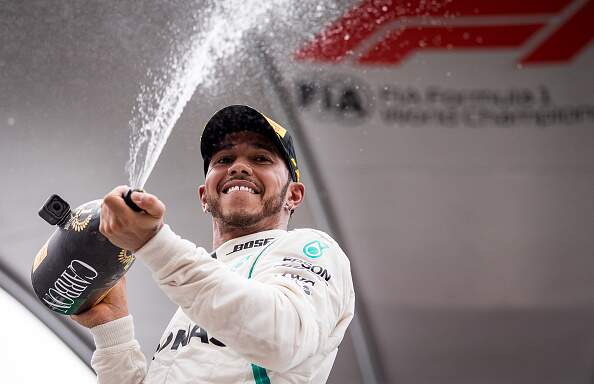 A Mercedes ampliou sua soberania ao conquistar a quinta dobradinha em cinco provas nesta temporada