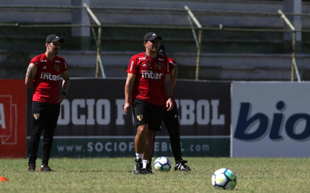 André Jardine comandando atividade com reservas no CT do Fluminense
