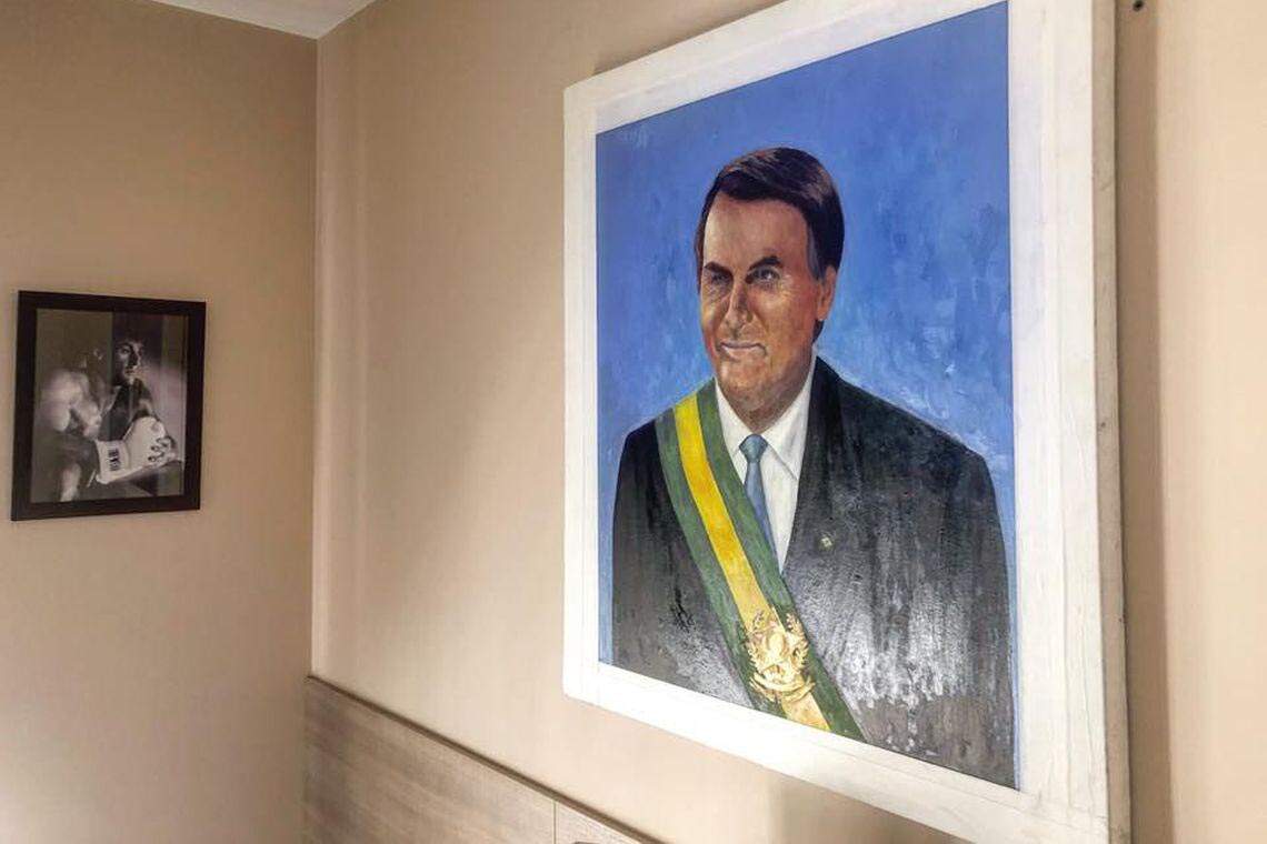 Quadro foi colocado na parede da casa do presidente eleito, no Rio de Janeiro 