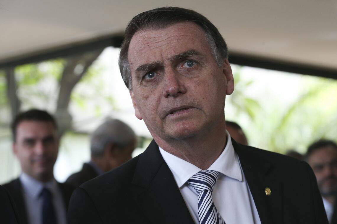 Bolsonaro carrega a bolsa desde setembro, quando foi esfaqueado num ato de campanha eleitoral