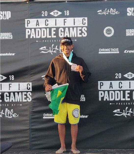Guilherme com a medalha do Pacif Paddle Games, na Califonia, Estados Unidos 