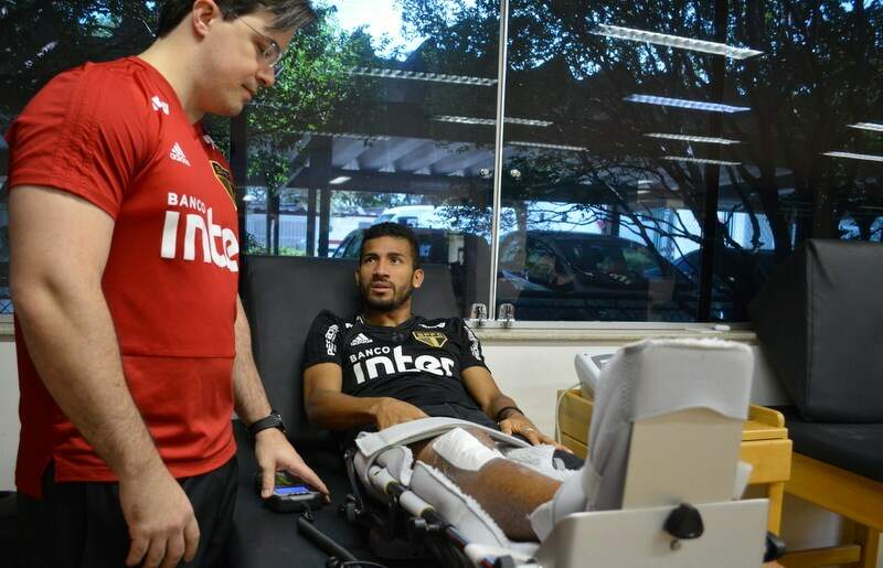 Rojas fazendo tratamento na manhã desta quarta-feira (14) no Reffis