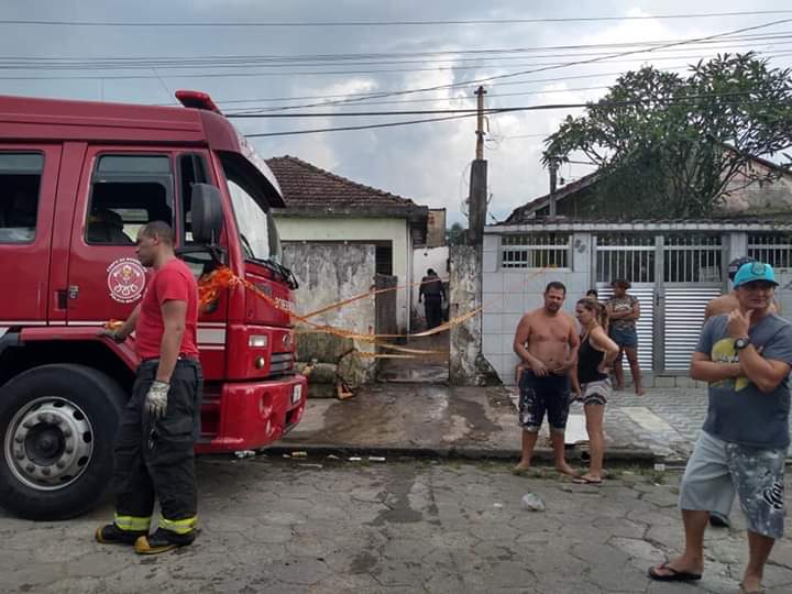 Incêndio atingiu uma casa no bairro Cidade Náutica, em São Vicente, na tarde de quarta-feira (14)