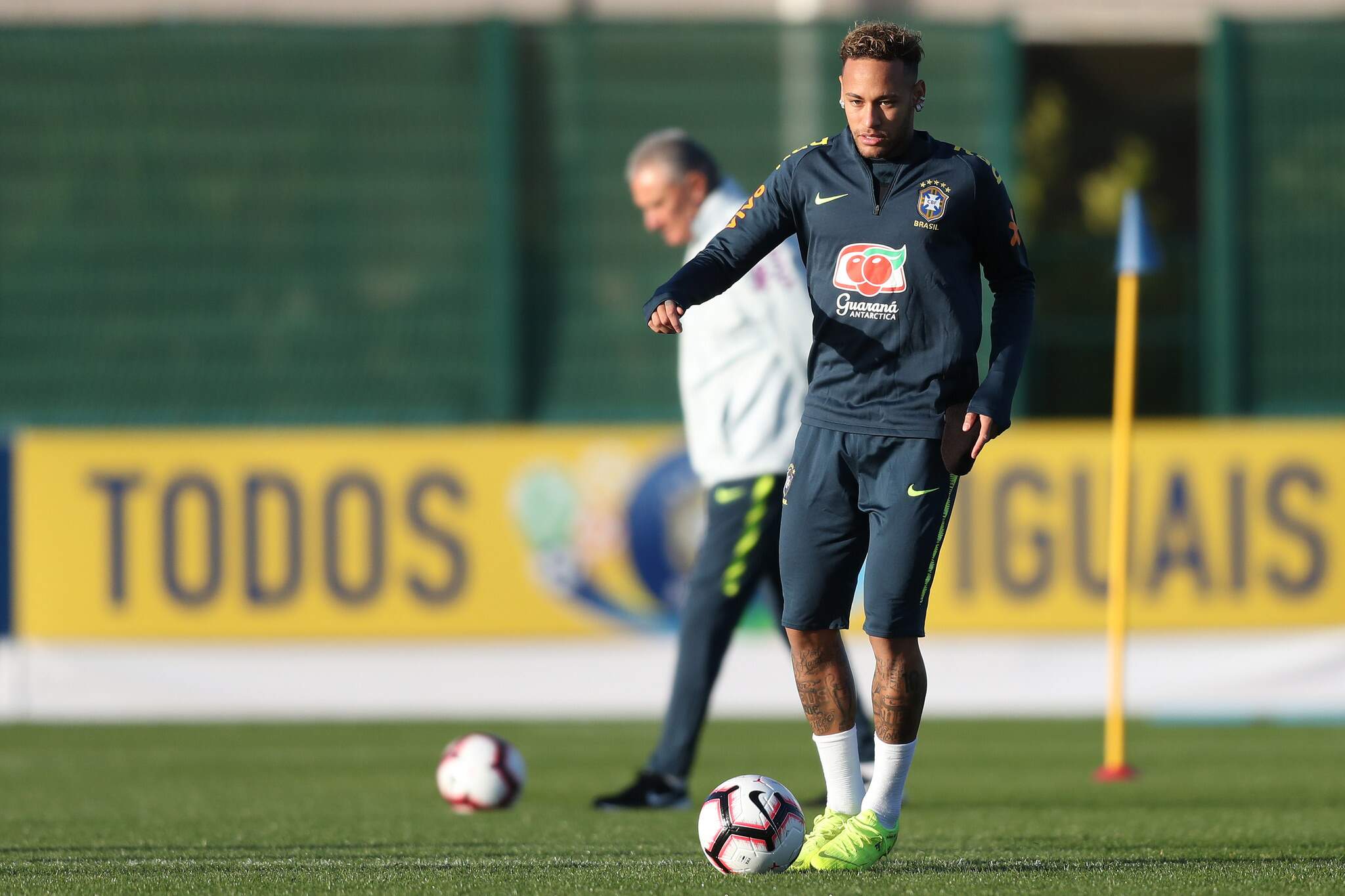 Neymar e a Seleção entram em campo nesta sexta-feira (16) contra o Uruguai, às 18h, em Londres
