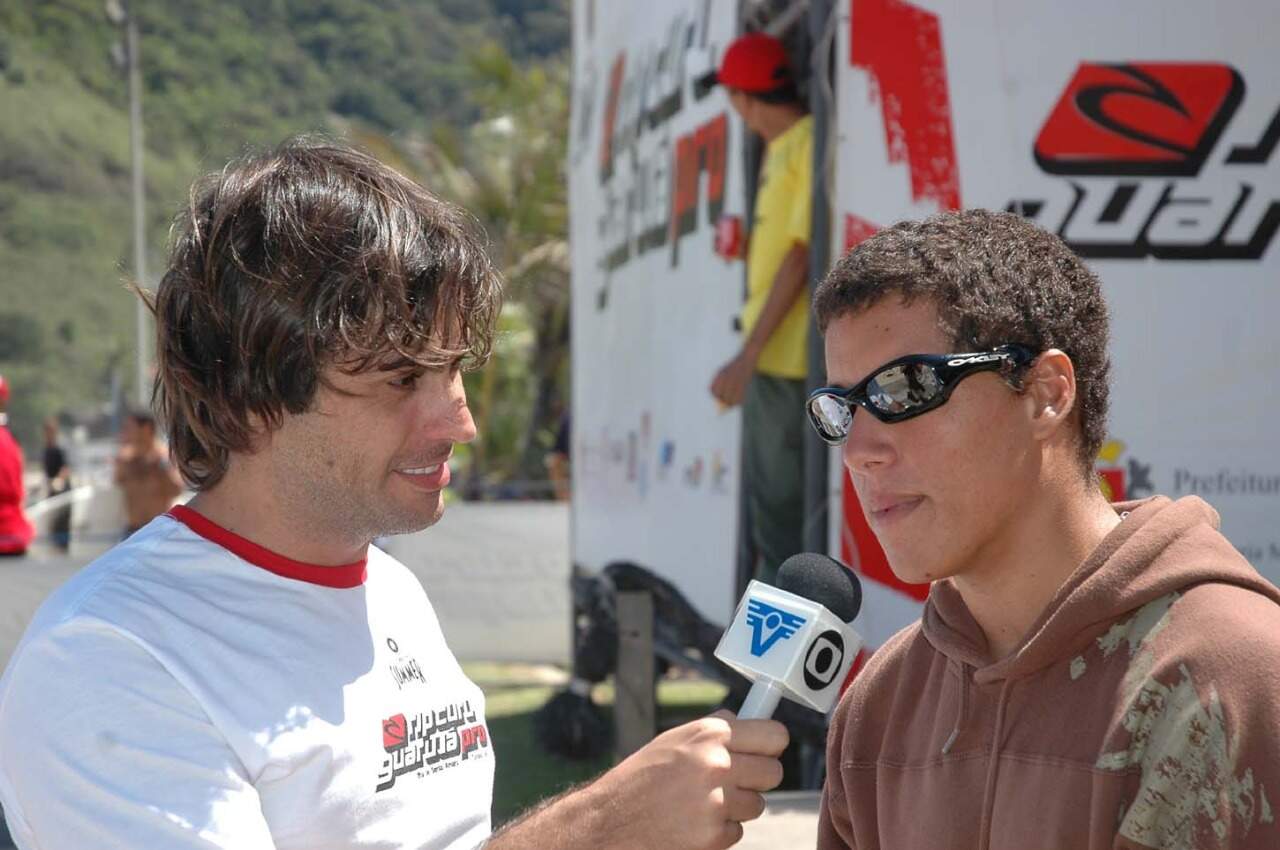 30 anos acompanhando o mundo do Surf, Maradei entrevista um jovem Adriano de Souza, o Mineirinho
