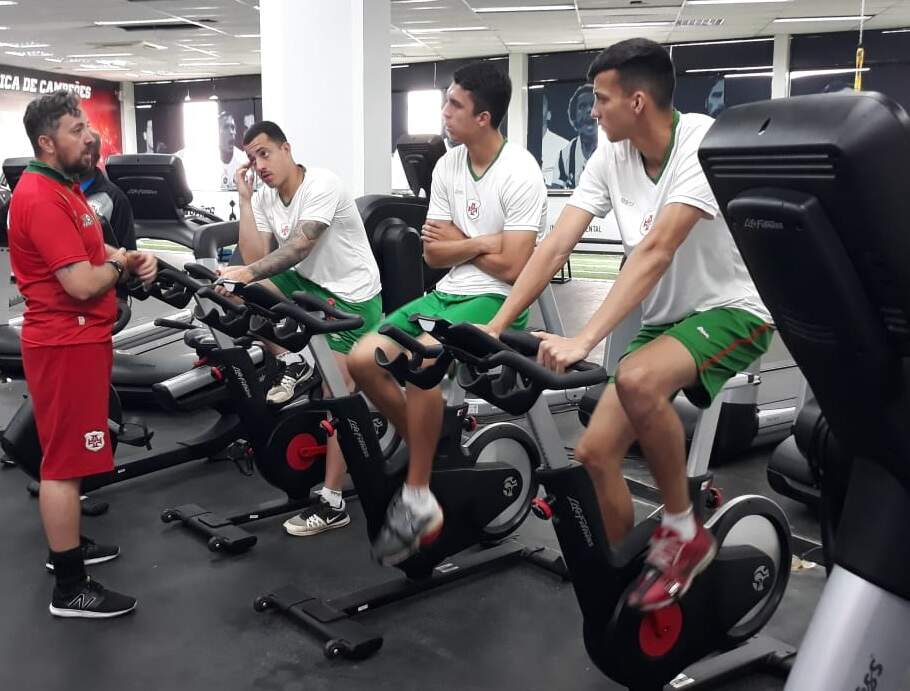 Jogadores da Portuguesa Santista treinaram no CEPRAF do Santos 